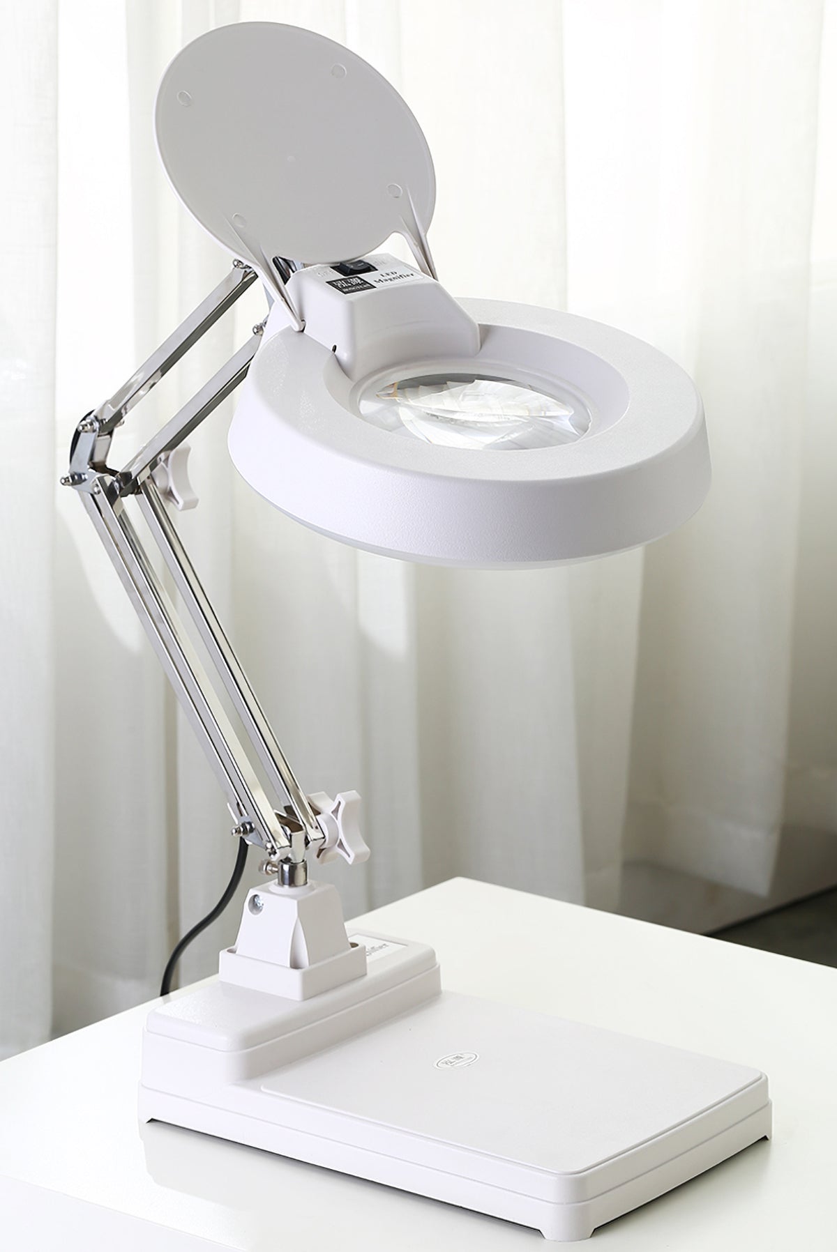 Gynnx GY-DS01 classic LED desk magnifying lamp full product view